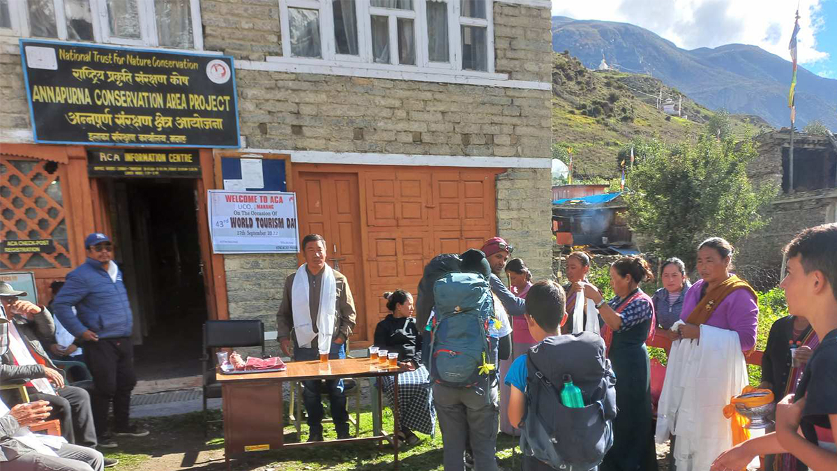 मनाङ भित्रिन थाले पर्यटक